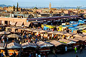 Marrakech - Piazza Jemaa el-Fna. Al mattino la piazza  poco pi di un mercato all'aperto. 